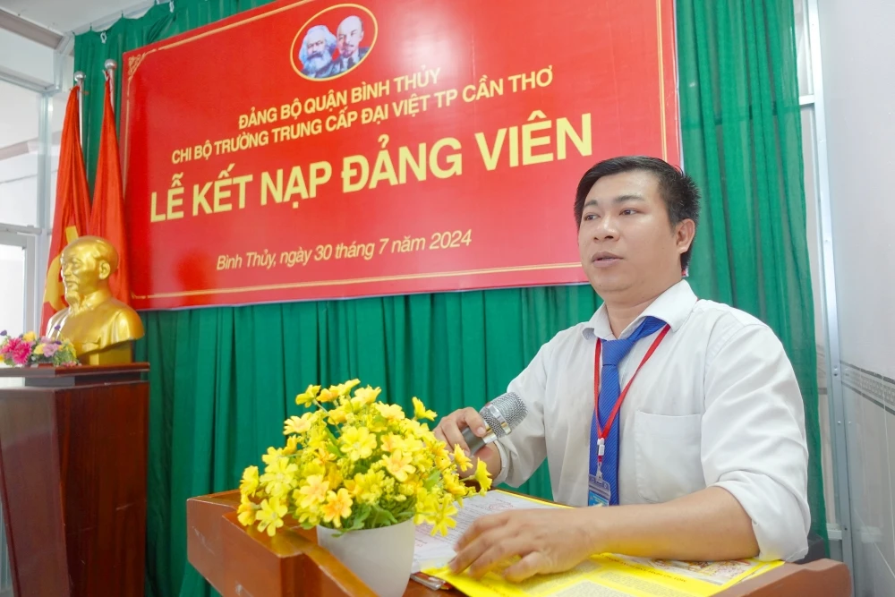 Lễ Kết Nạp Đảng Viên Mới tại Trường Trung Cấp Đại Việt Tp Cần Thơ Ngày 30/7/2024