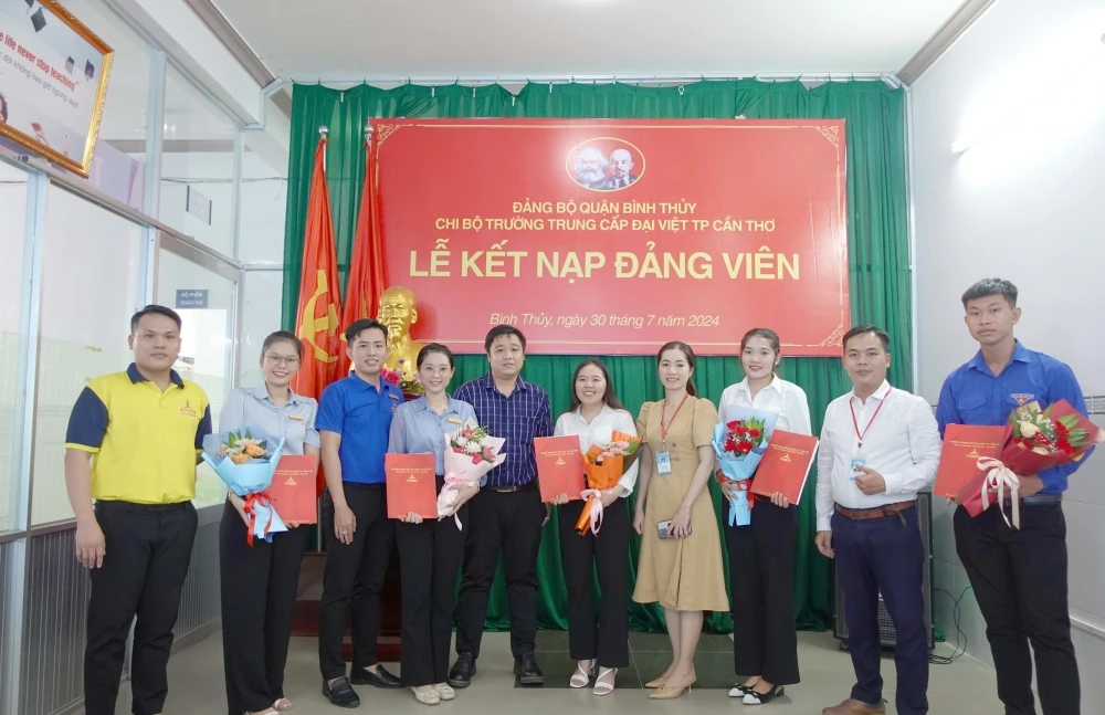 Lễ Kết Nạp Đảng Viên Mới tại Trường Trung Cấp Đại Việt Tp Cần Thơ Ngày 30/7/2024