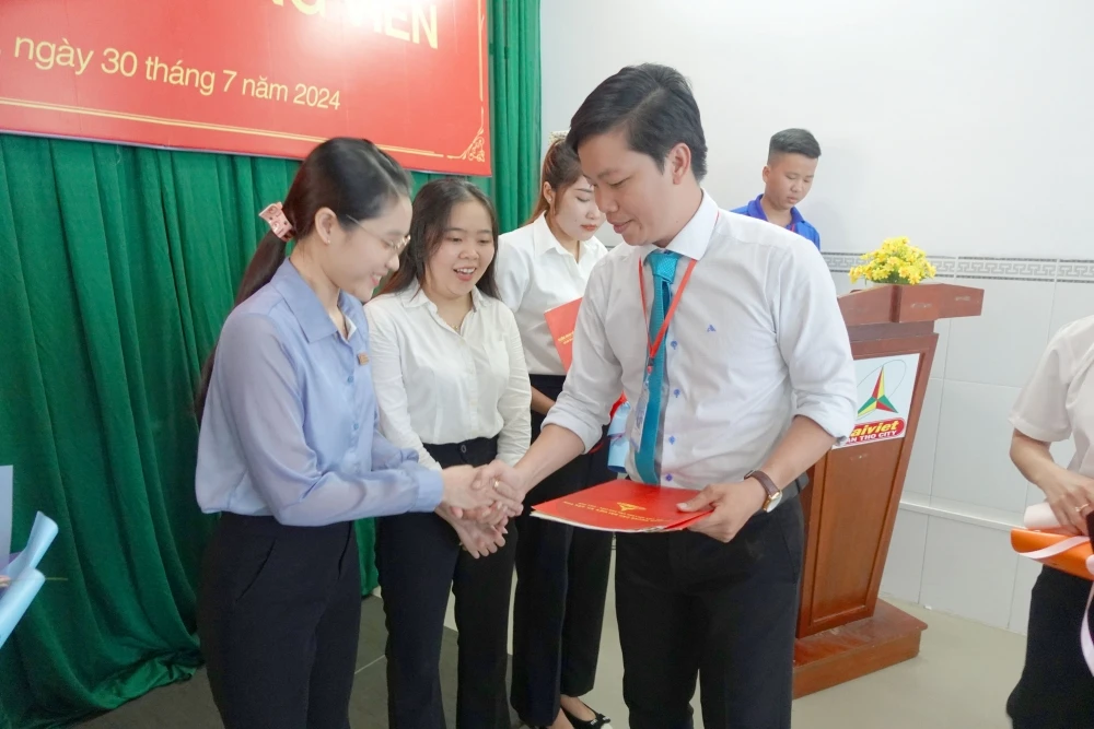 Lễ Kết Nạp Đảng Viên Mới tại Trường Trung Cấp Đại Việt Tp Cần Thơ Ngày 30/7/2024