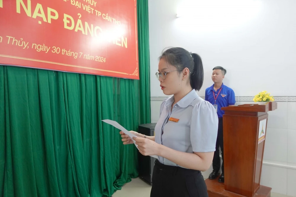 Lễ Kết Nạp Đảng Viên Mới tại Trường Trung Cấp Đại Việt Tp Cần Thơ Ngày 30/7/2024