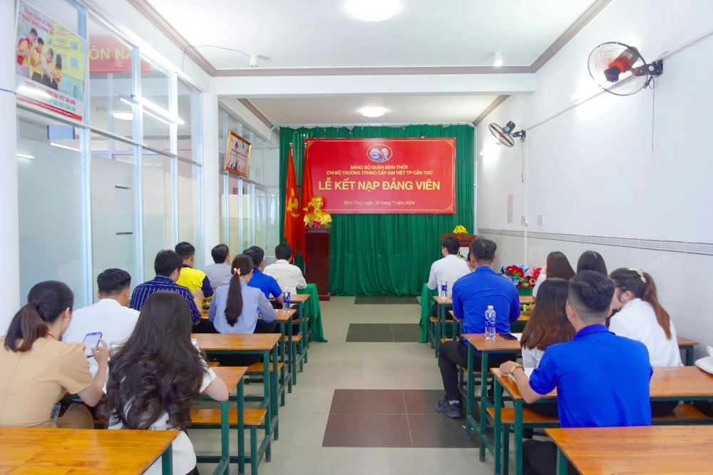 Lễ Kết Nạp Đảng Viên Mới tại Trường Trung Cấp Đại Việt Tp Cần Thơ Ngày 30/7/2024