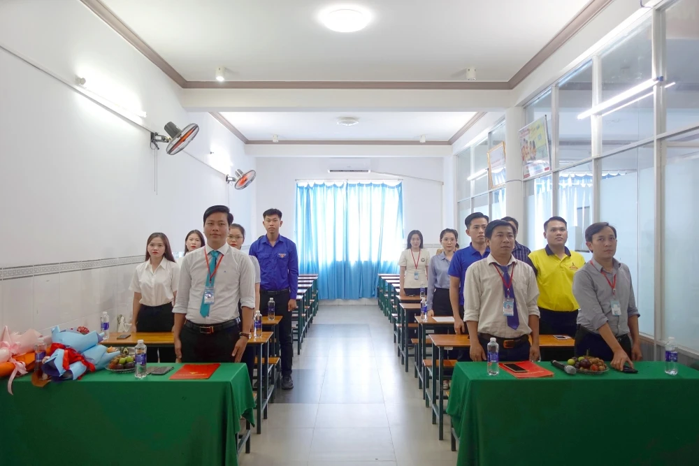 Lễ Kết Nạp Đảng Viên Mới tại Trường Trung Cấp Đại Việt Tp Cần Thơ Ngày 30/7/2024