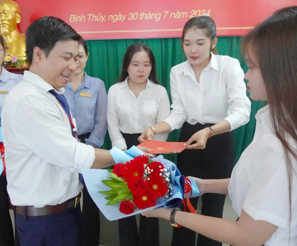 Lễ Kết Nạp Đảng Viên Mới tại Trường Trung Cấp Đại Việt Tp Cần Thơ Ngày 30/7/2024