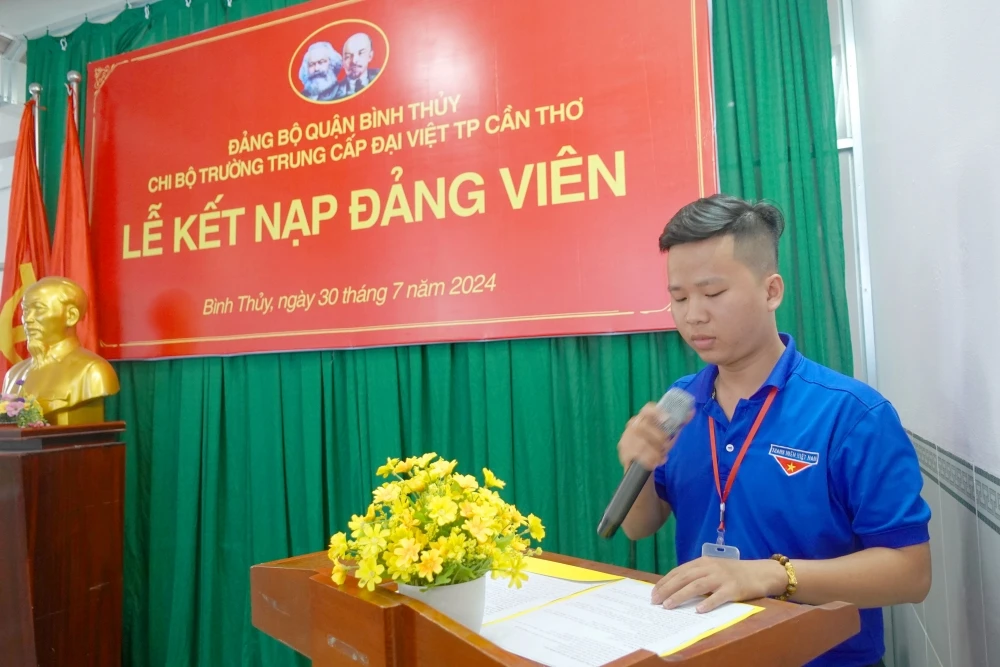 Lễ Kết Nạp Đảng Viên Mới tại Trường Trung Cấp Đại Việt Tp Cần Thơ Ngày 30/7/2024
