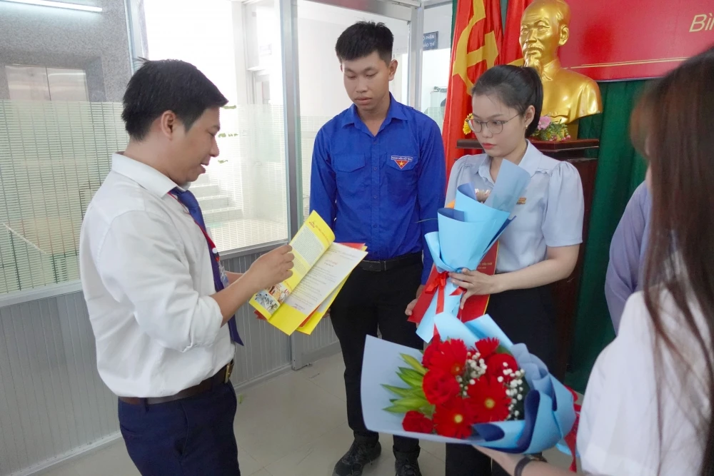 Lễ Kết Nạp Đảng Viên Mới tại Trường Trung Cấp Đại Việt Tp Cần Thơ Ngày 30/7/2024