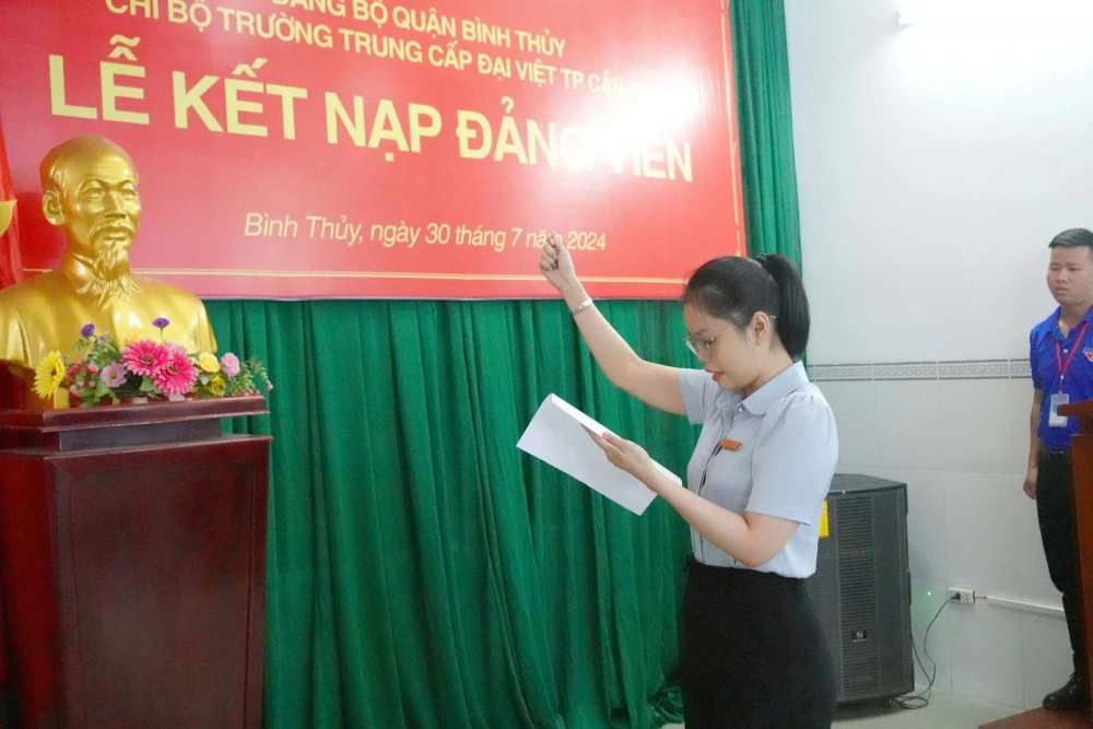 Lễ Kết Nạp Đảng Viên Mới tại Trường Trung Cấp Đại Việt Tp Cần Thơ Ngày 30/7/2024