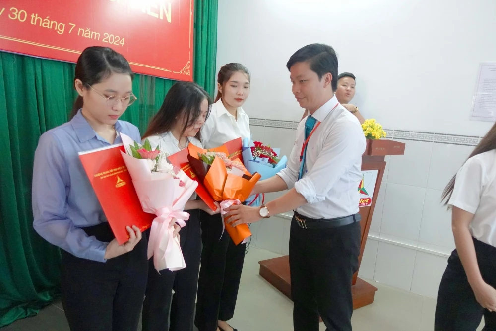 Lễ Kết Nạp Đảng Viên Mới tại Trường Trung Cấp Đại Việt Tp Cần Thơ Ngày 30/7/2024