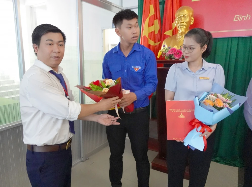 Lễ Kết Nạp Đảng Viên Mới tại Trường Trung Cấp Đại Việt Tp Cần Thơ Ngày 30/7/2024