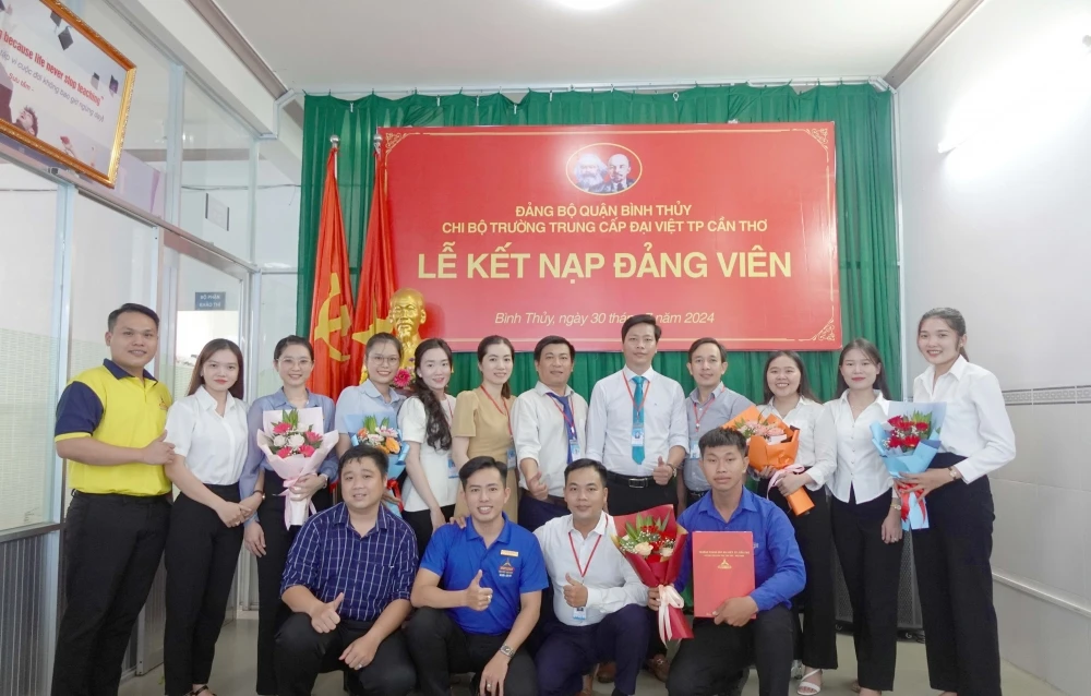 Lễ Kết Nạp Đảng Viên Mới tại Trường Trung Cấp Đại Việt Tp Cần Thơ Ngày 30/7/2024