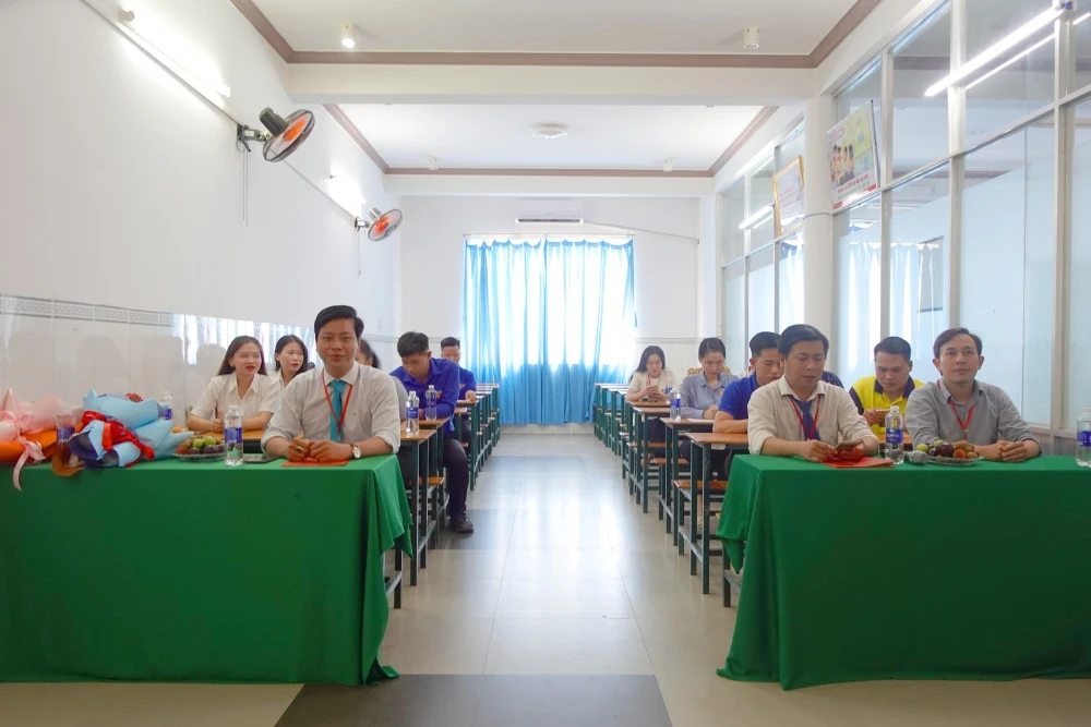 Lễ Kết Nạp Đảng Viên Mới tại Trường Trung Cấp Đại Việt Tp Cần Thơ Ngày 30/7/2024