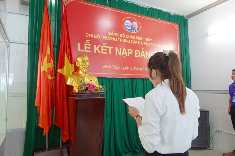 Lễ Kết Nạp Đảng Viên Mới tại Trường Trung Cấp Đại Việt Tp Cần Thơ Ngày 30/7/2024