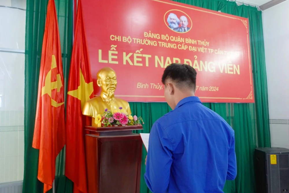 Lễ Kết Nạp Đảng Viên Mới tại Trường Trung Cấp Đại Việt Tp Cần Thơ Ngày 30/7/2024