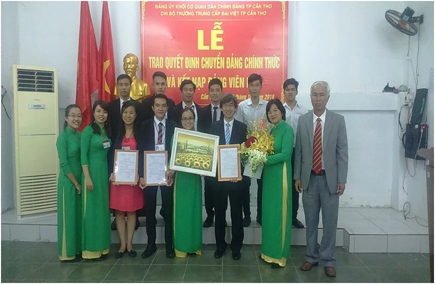 Lễ Kết Nạp Đảng Viên Mới Và Chuyển Đảng Chính Thức