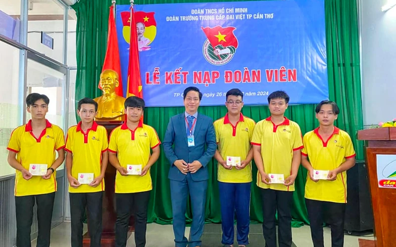 Lễ Kết Nạp Đoàn Viên Mới 2024 - Trường Cao Đẳng Đại Việt Sài Gòn Cơ Sở Cần Thơ