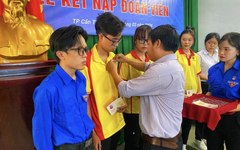 Lễ Kết Nạp Đoàn Viên Mới 2024 - Trường Cao Đẳng Đại Việt Sài Gòn Cơ Sở Cần Thơ