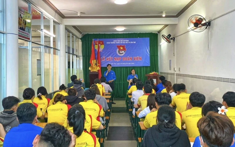 Lễ Kết Nạp Đoàn Viên Mới 2024 - Trường Cao Đẳng Đại Việt Sài Gòn Cơ Sở Cần Thơ