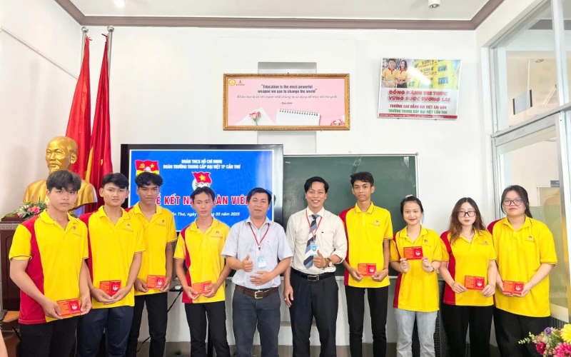 Lễ Kết Nạp Đoàn Viên 2025 – Trường Trung Cấp Đại Việt TP. Cần Thơ