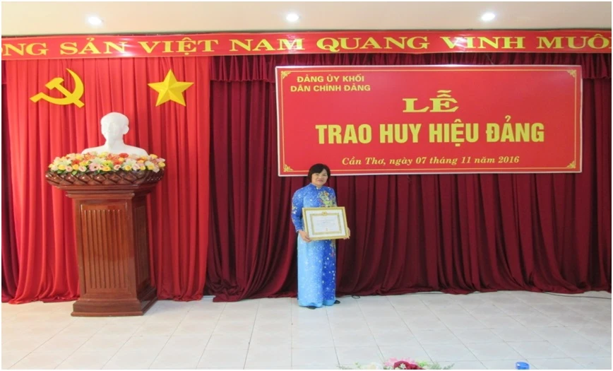 Lễ trao Huy hiệu 30 năm tuổi Đảng cho đ/c Trần Thị Tư – Trường Trung Cấp Đại Việt Thành Phố Cần Thơ 