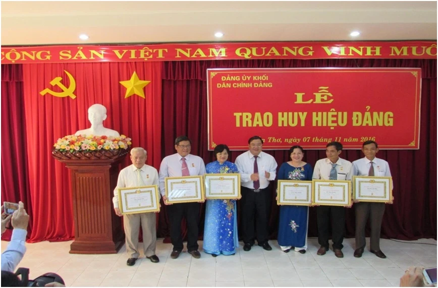 Lễ trao Huy hiệu 30 năm tuổi Đảng cho đ/c Trần Thị Tư – Trường Trung Cấp Đại Việt Thành Phố Cần Thơ 