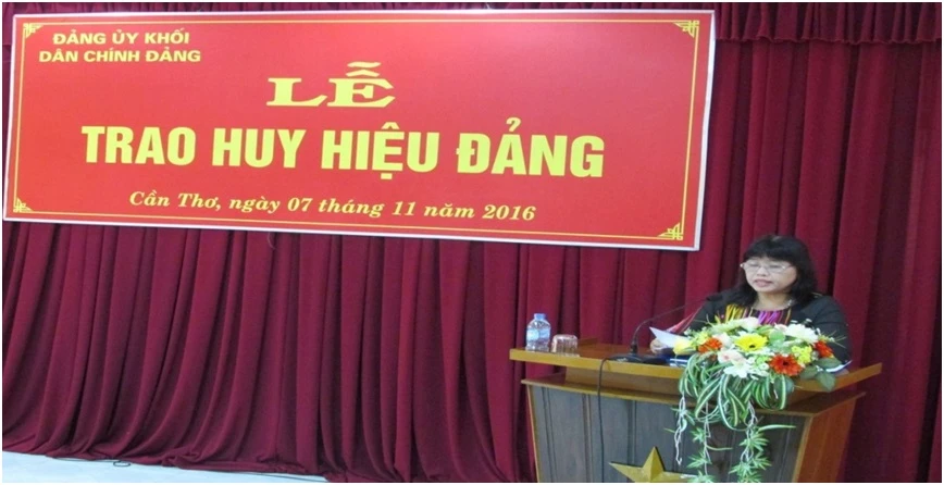 Lễ trao Huy hiệu 30 năm tuổi Đảng cho đ/c Trần Thị Tư – Trường Trung Cấp Đại Việt Thành Phố Cần Thơ 