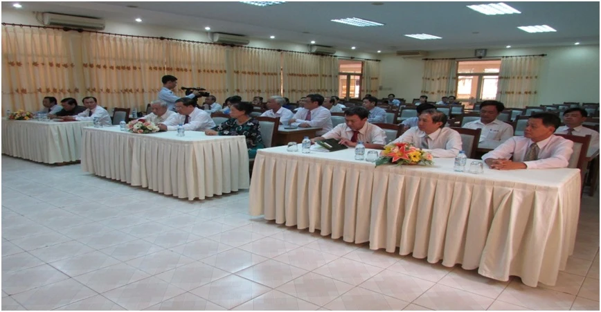 Lễ trao Huy hiệu 30 năm tuổi Đảng cho đ/c Trần Thị Tư – Trường Trung Cấp Đại Việt Thành Phố Cần Thơ 