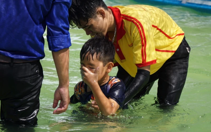 Lớp Kỹ Năng Bơi Và Phòng Chống Đuối Nước Hè 2023 – Hoạt Động Ý Nghĩa Của Sinh Viên Đại Việt