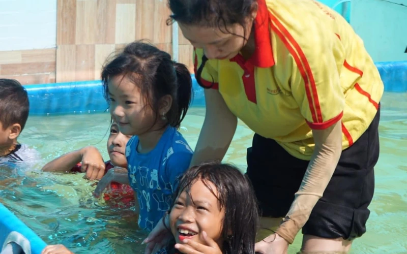 Lớp Kỹ Năng Bơi Và Phòng Chống Đuối Nước Hè 2023 – Hoạt Động Ý Nghĩa Của Sinh Viên Đại Việt