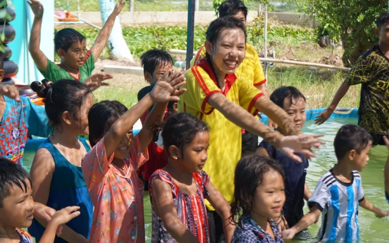 Lớp Kỹ Năng Bơi Và Phòng Chống Đuối Nước Hè 2023 – Hoạt Động Ý Nghĩa Của Sinh Viên Đại Việt