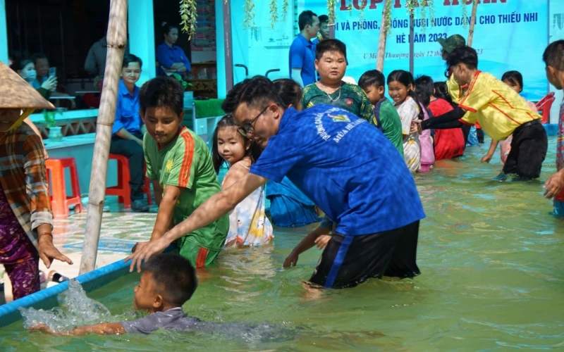 Lớp Kỹ Năng Bơi Và Phòng Chống Đuối Nước Hè 2023 – Hoạt Động Ý Nghĩa Của Sinh Viên Đại Việt