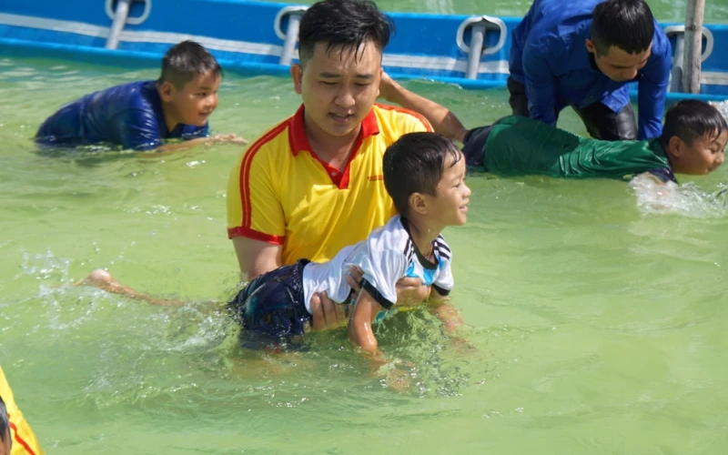Lớp Kỹ Năng Bơi Và Phòng Chống Đuối Nước Hè 2023 – Hoạt Động Ý Nghĩa Của Sinh Viên Đại Việt