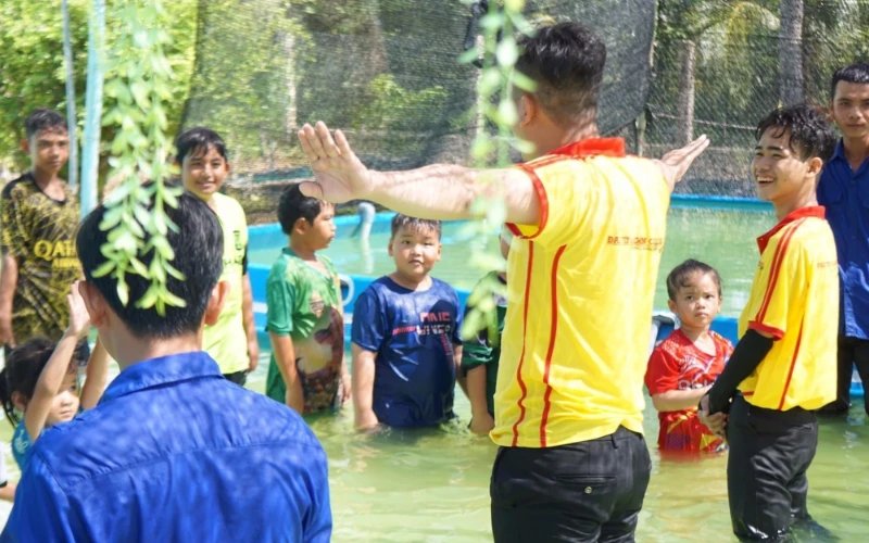 Lớp Kỹ Năng Bơi Và Phòng Chống Đuối Nước Hè 2023 – Hoạt Động Ý Nghĩa Của Sinh Viên Đại Việt