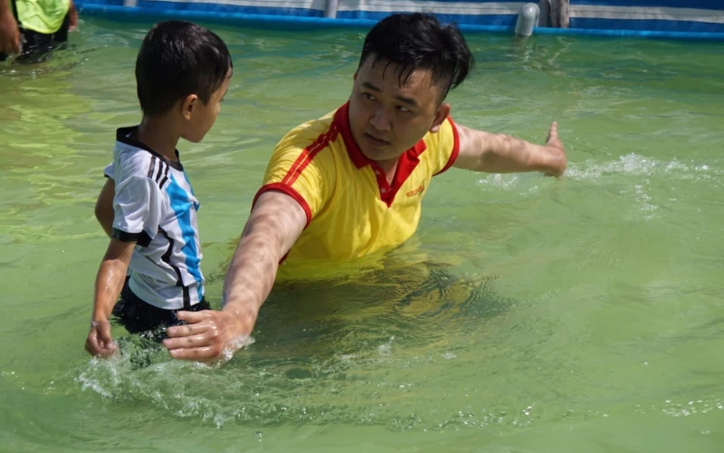 Lớp Kỹ Năng Bơi Và Phòng Chống Đuối Nước Hè 2023 – Hoạt Động Ý Nghĩa Của Sinh Viên Đại Việt