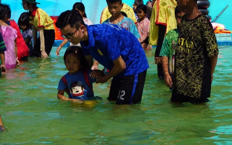 Lớp Kỹ Năng Bơi Và Phòng Chống Đuối Nước Hè 2023 – Hoạt Động Ý Nghĩa Của Sinh Viên Đại Việt