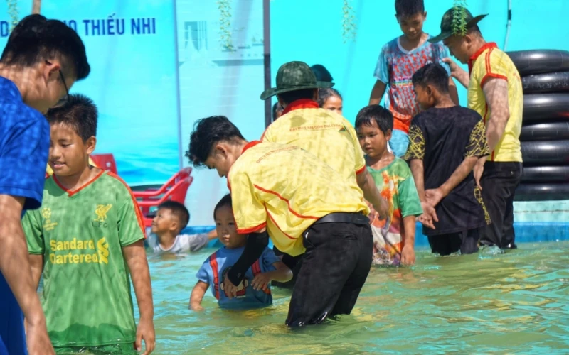 Lớp Kỹ Năng Bơi Và Phòng Chống Đuối Nước Hè 2023 – Hoạt Động Ý Nghĩa Của Sinh Viên Đại Việt