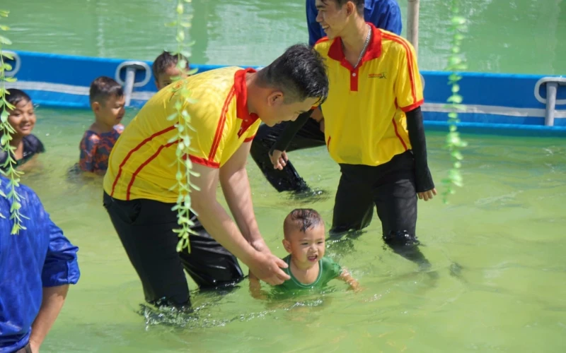 Lớp Kỹ Năng Bơi Và Phòng Chống Đuối Nước Hè 2023 – Hoạt Động Ý Nghĩa Của Sinh Viên Đại Việt