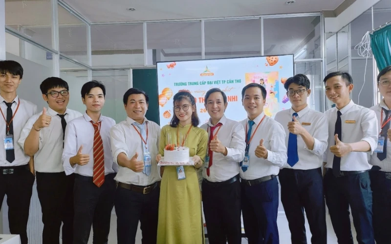 Mừng Sinh Nhật Cán Bộ, Nhân Viên & Người Lao Động – Văn Hóa Đẹp Tại Trường Trung Cấp Đại Việt TP Cần Thơ