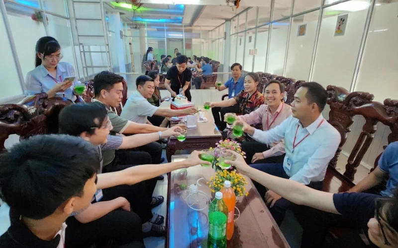 Mừng Sinh Nhật Cán Bộ, Nhân Viên & Người Lao Động – Văn Hóa Đẹp Tại Trường Trung Cấp Đại Việt TP Cần Thơ