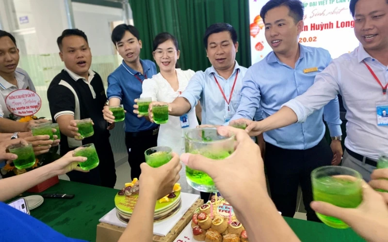 Mừng Sinh Nhật Cán Bộ, Nhân Viên & Người Lao Động – Văn Hóa Đẹp Tại Trường Trung Cấp Đại Việt TP Cần Thơ