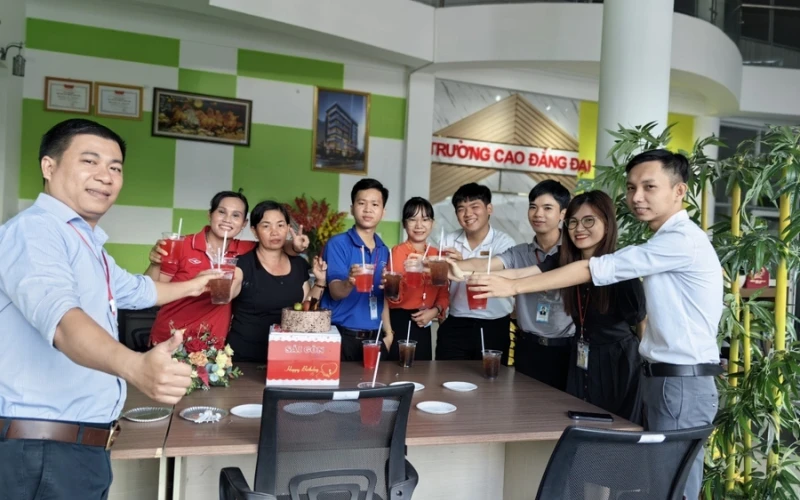 Mừng Sinh Nhật Cán Bộ, Nhân Viên & Người Lao Động – Văn Hóa Đẹp Tại Trường Trung Cấp Đại Việt TP Cần Thơ