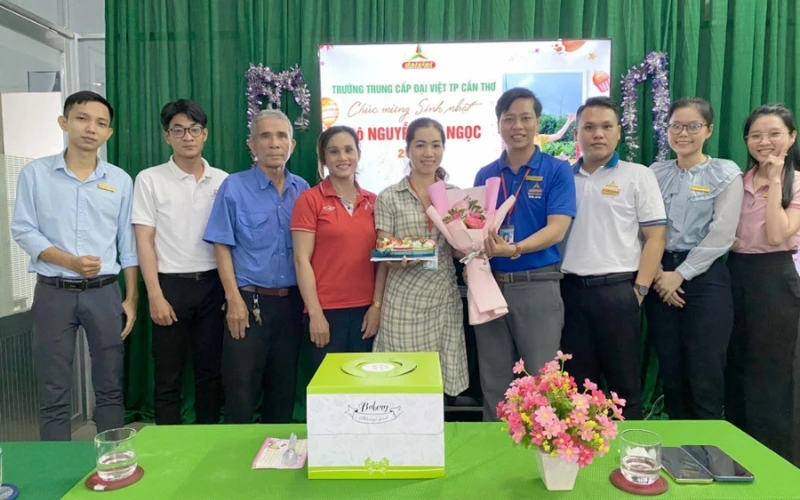 Mừng Sinh Nhật Cán Bộ, Nhân Viên & Người Lao Động – Văn Hóa Đẹp Tại Trường Trung Cấp Đại Việt TP Cần Thơ