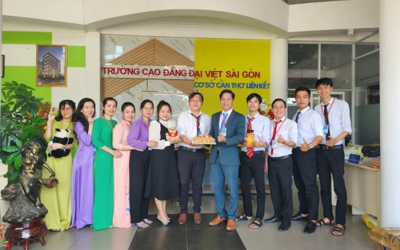 Mừng Sinh Nhật Cán Bộ, Nhân Viên & Người Lao Động – Văn Hóa Đẹp Tại Trường Trung Cấp Đại Việt TP Cần Thơ