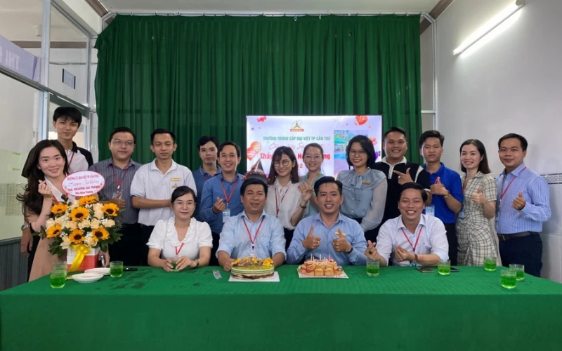Mừng Sinh Nhật Cán Bộ, Nhân Viên & Người Lao Động – Văn Hóa Đẹp Tại Trường Trung Cấp Đại Việt TP Cần Thơ
