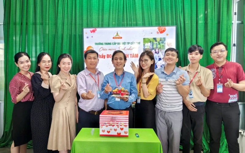 Mừng Sinh Nhật Cán Bộ, Nhân Viên & Người Lao Động – Văn Hóa Đẹp Tại Trường Trung Cấp Đại Việt TP Cần Thơ