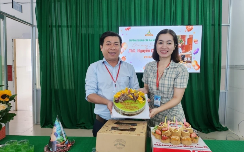 Mừng Sinh Nhật Cán Bộ, Nhân Viên & Người Lao Động – Văn Hóa Đẹp Tại Trường Trung Cấp Đại Việt TP Cần Thơ