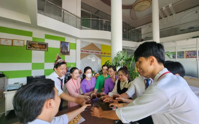 Mừng Sinh Nhật Cán Bộ, Nhân Viên & Người Lao Động – Văn Hóa Đẹp Tại Trường Trung Cấp Đại Việt TP Cần Thơ