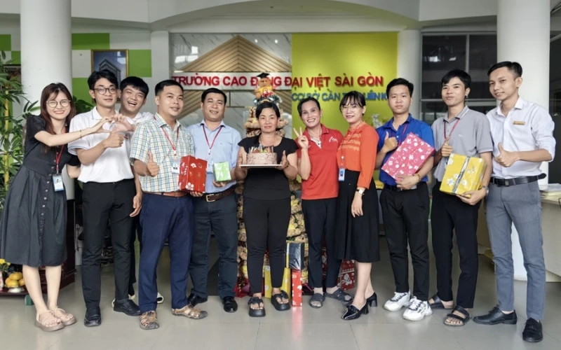 Mừng Sinh Nhật Cán Bộ, Nhân Viên & Người Lao Động – Văn Hóa Đẹp Tại Trường Trung Cấp Đại Việt TP Cần Thơ