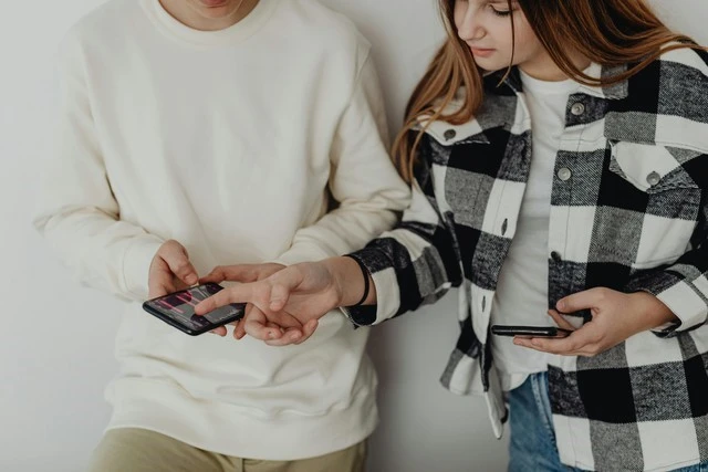 Tác Động Của Việc Dùng Internet Quá Mức Đến Tình Trạng Nghỉ Học Của Học Sinh