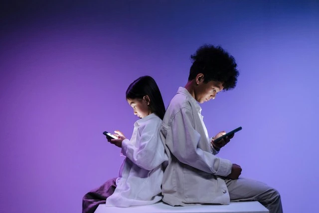 Tác Động Của Việc Dùng Internet Quá Mức Đến Tình Trạng Nghỉ Học Của Học Sinh