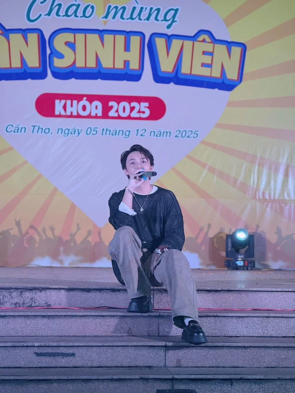 Nhật Hoàng Quậy Banh Nóc Đại Việt Cần Thơ