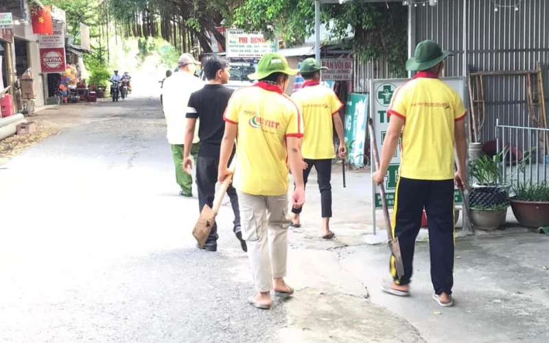 Nhật Ký Mùa Hè Xanh 2023 Ngày 3 – Sinh Viên Đại Việt Cần Thơ Xây Dựng Cột Cờ và Vá Đường